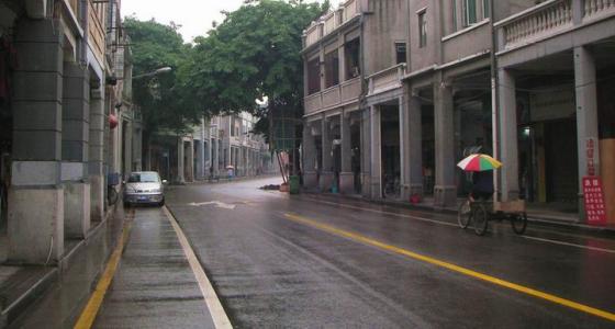 在雨中的街上