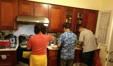 厨房里忙碌的身影