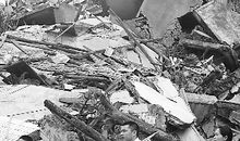 废墟中的小男孩