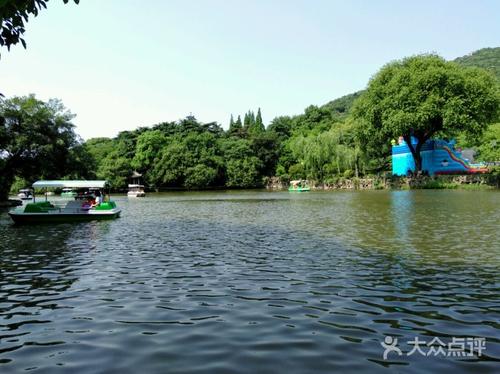 游览鹰山湖