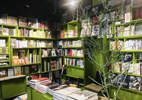 在书店里