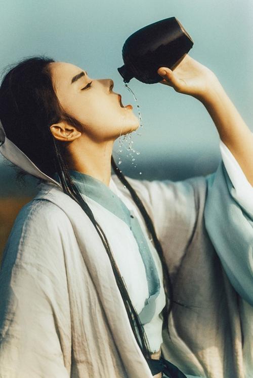 少年也感到难过