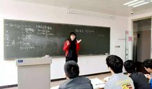 青年精神巍然前行