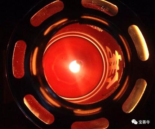 在明亮的灯光下