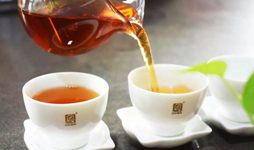 品尝一口好茶，就像漫长的溪流一样