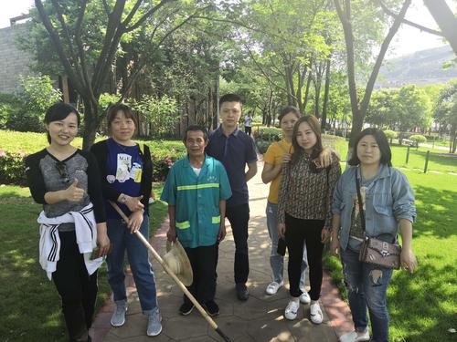 校园里的清洁爷爷