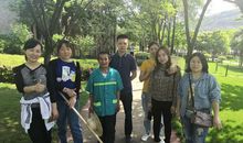 校园里的一位保洁爷爷