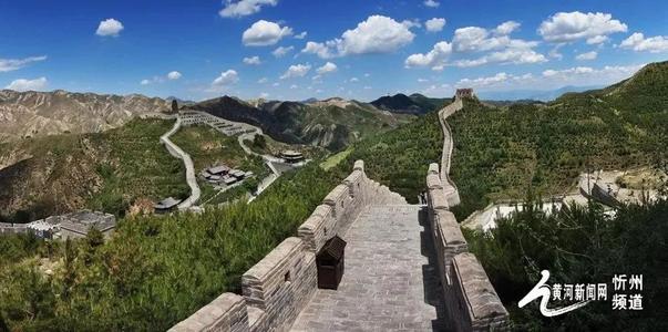 一只眼睛向内，一只向外