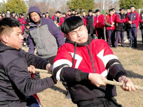 精彩的拔河比赛