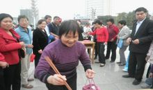 筷子夹乒乓球比赛