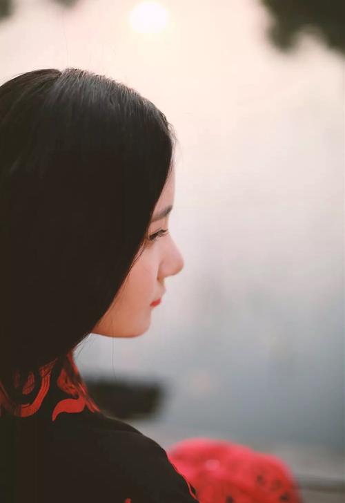 在花香的中间