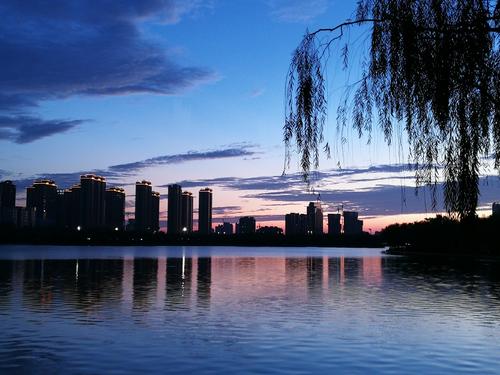 晚上的昌河公园