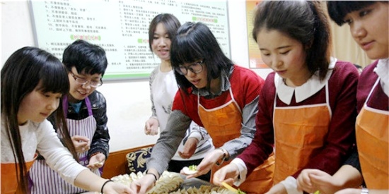 做饺子，表达爱意