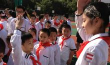 公交车上的红领巾