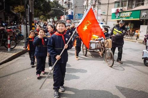 向雷锋学习，做个有道德的人