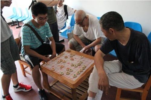 喜欢下棋的爷爷