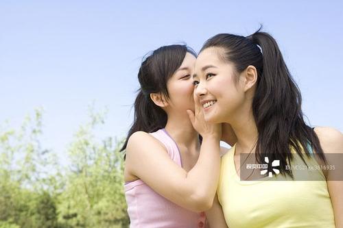 对月儿说悄悄话