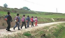 走在放学回家的道路上