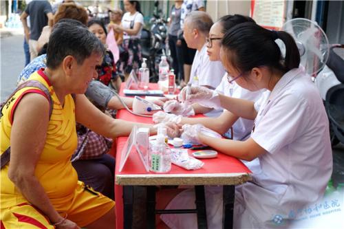 向社区的老人们送温暖