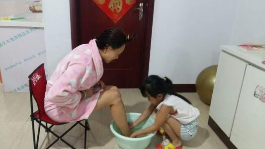 我帮妈妈洗脚