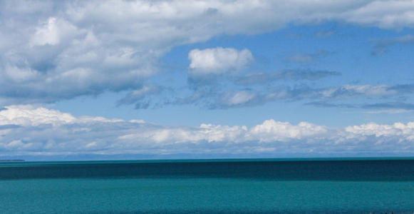 在青海湖上行走