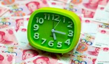 视线停留在挂钟上