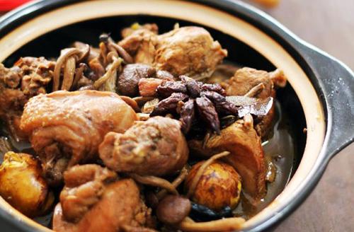 鸡肉炖蘑菇