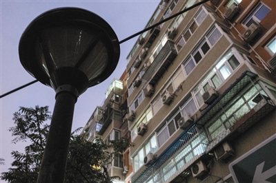 “断牙”路灯