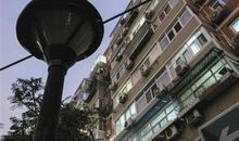 “掉牙齿”的路灯