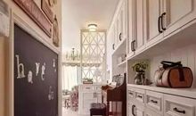 在书架与书架的过道边