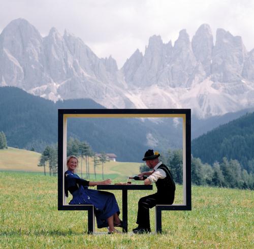 人们看着风景