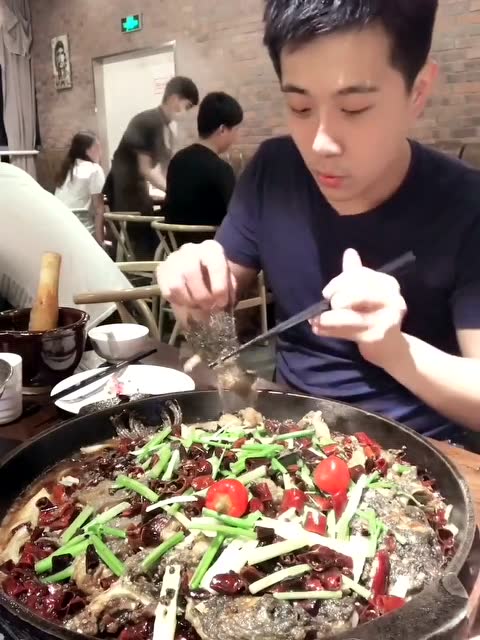 吃烤鱼