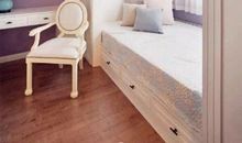 窗户内外的两个世界