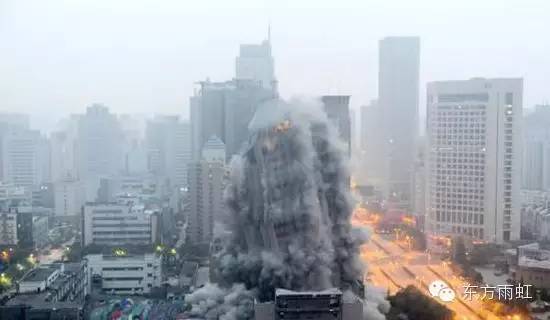 爆破摩天大楼