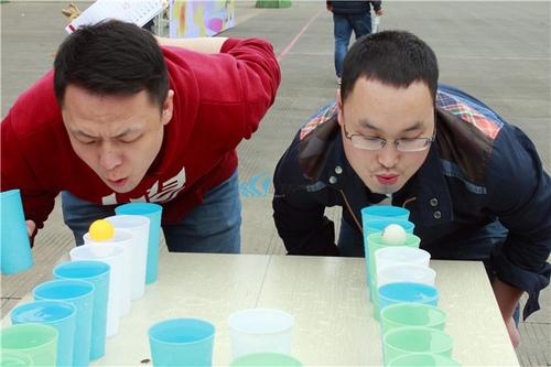 纸杯吹乒乓球比赛