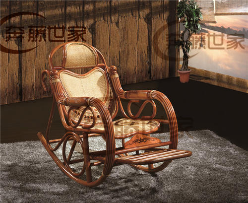 旧藤椅埋在记忆中