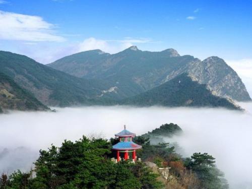 侧面看是山脊和山峰