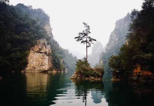 游览宝峰湖