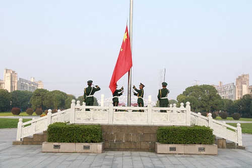 隆重的升旗仪式