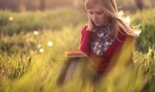 沉醉在读书的世界里