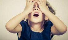 坐在母亲的背后