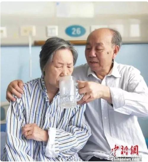 给老太太竖起大拇指
