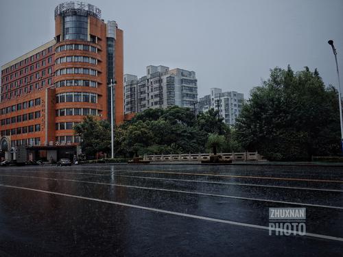 走在雨中