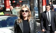 冬日黄昏时车来人往的街头志愿者徐明