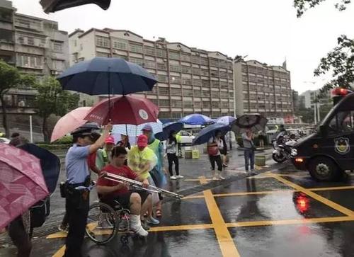 很高兴你有交警叔叔