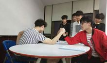 一场扳手腕比赛