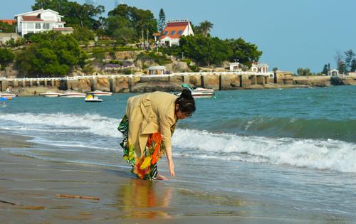 在海边捡贝壳