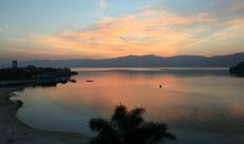 我在湖岸看太阳