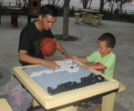 和爸爸下棋