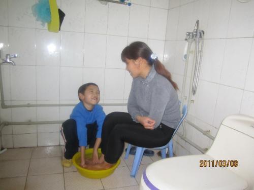 妇女节为母亲洗脚